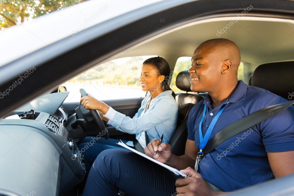 Élève au volant avec un instructeur